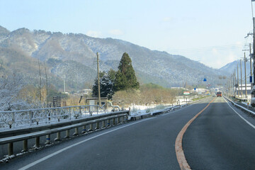 白い山並みと道路／国道312号線（兵庫県朝来市）