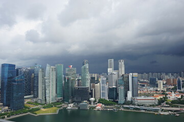 Fototapeta na wymiar Aerial view of Skyscraper and Marina Bay area with cloud from infinity rooftop pool in Singapore - シンガポール マリーナベイ エリア インフィニティプールからの眺め 曇り