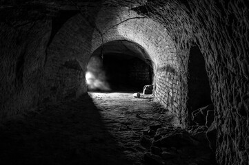 alter felsenkeller mit höhle und bierfässern alt
