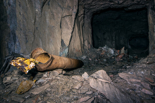 alter felsenkeller mit h&ouml;hle und bierf&auml;ssern alt