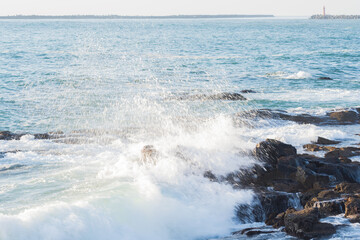 夕陽を反射して輝く波

