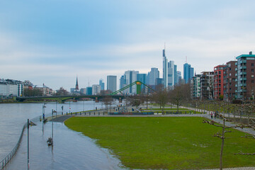 Ciudad Frankfurt rio desbordado, centro financiero 