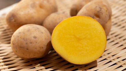 ジャガイモ「インカのめざめ」、日本産、あざやかな黄色が特徴。ねっとりしておいしく人気