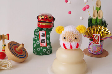 羊のあみぐるみとお正月イメージ