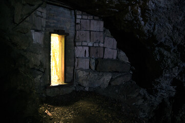 Höhle alter felsenkeller mit spinnen ei und höhlensee