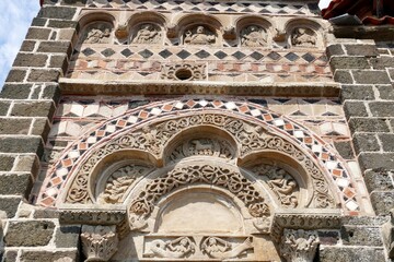 Frise et Tympan sculptés au-dessus de l’entrée de La chapelle Saint-Michel en haut du rocher...