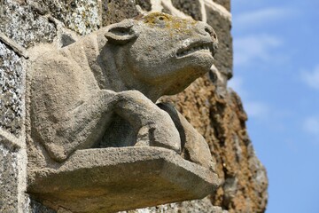 Sculpture d’animal fantastique en pierre sur la façade de La chapelle Saint-Michel en haut du rocher d’Aiguilhe près du Puy-en-Velay