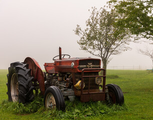 古里の使い古した西洋式トラクターと霧