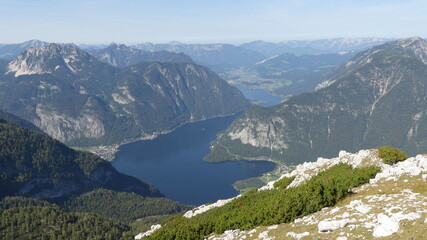 Fototapeta na wymiar Blick vom Aussichtspunkt 5fingers in der Welterberegion Dachstein über den Hallstätter See und ins Salzkammergut, Österreich