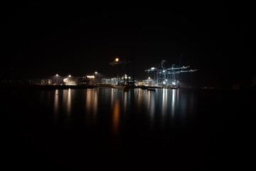 Fototapeta na wymiar la notte e il suo porto 