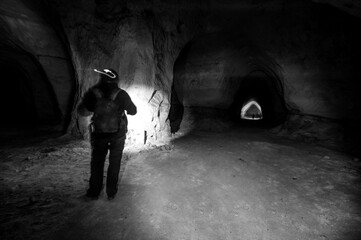 Untertage mit licht und schatten in einer höhle und felsenkeller