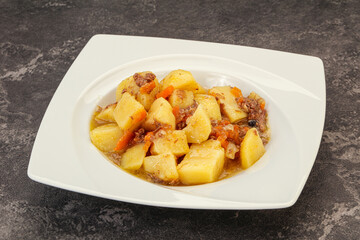 Roasted potato and beef with sauce