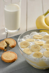 Banana creampudding, cookies and glass of milk
