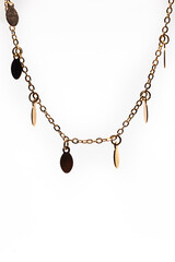 collana con sfondo bianco