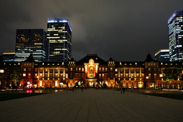 Fototapeta na wymiar 東京駅前広場から見る
