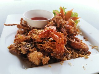 Soft shell crab fried with garlic