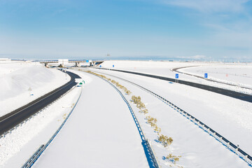 carretera atravesando paisaje nevado