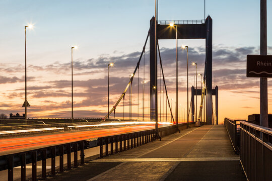 Friedrich-Ebert-Br&uuml;cke &uuml;ber den Rhein in Duisburg am Aband und Strassenveerkehr