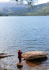 Fototapeta na wymiar girl photographing lake