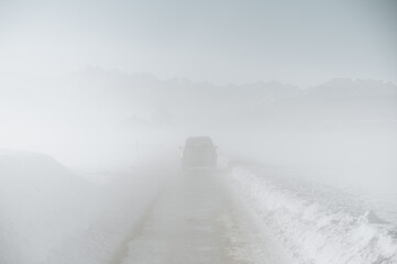 Fahrzeug im Nebel