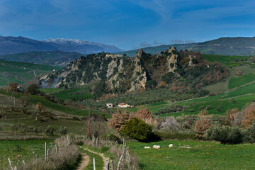 Fototapeta na wymiar peasant dwelling in a rural and rocky context of central Sicily on a beautiful sunny day in winter