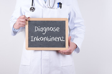 Arzt oder Urologe mit einer Tafel Diagnose Inkontinenz