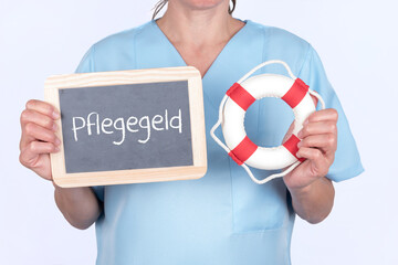 Altenpflegerin mit einem Rettungsring und einer Tafel auf der Pflegegeld steht