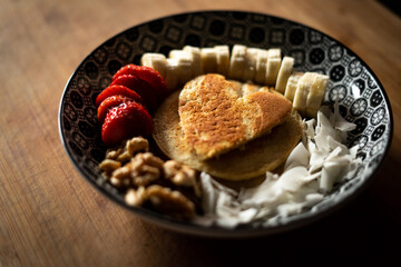 Healthy breakfast. Pancakes con plátano, fresa y nueces. 
