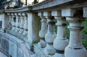 Particolare della balaustra di pietra in stile barocco in un parco cittadino
