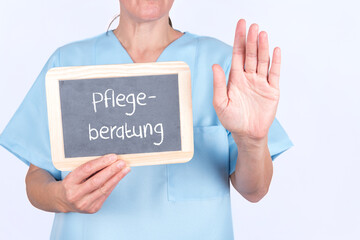 Eine Krankenschwester oder Altenpflegerin mit einer Tafel Pflegeberatung