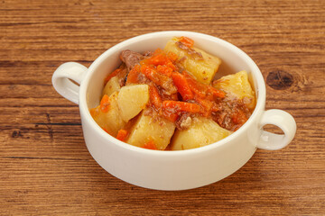 Roasted potato and beef with sauce