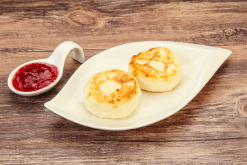 Cottage cheese pancakes with strawberry jam