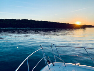 Sonnenuntergang Boje Motorboot