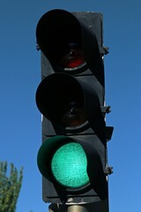 Semáforo en verde en la calle San Modesto de Madrid, España. Primer plano de semáforo en verde...