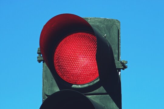 Sem&aacute;foro en rojo en la calle San Modesto de Madrid, Espa&ntilde;a. Primer plano de sem&aacute;foro en rojo para los coches con un cielo azul de fondo.