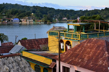 Paisajes y rincones de la isla de Flores, en el lago Petén Itzá, en el norte de Guatemala