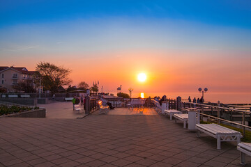 Obraz premium Sonnenuntergang am Meer im Ostseebad Kühlungsborn an der Ostsee, Mecklenburg-Vorpommern, Deutschland
