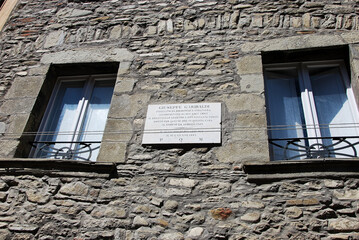 Una lapide commemorativa di Giuseppe Garibaldi sul muro di un edificio di Palazzuolo sul Senio in provincia di Firenze.