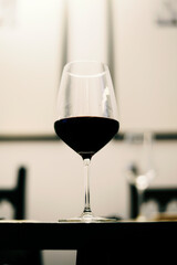 Copa de cristal para vino y bebidas en un restaurante de lujo