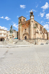 Fototapeta na wymiar Plaza Mayor de Trujillo, Pizarro, iglesia de San Martín, Cáceres