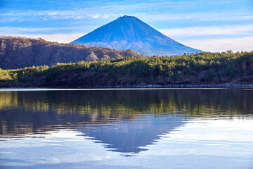 冬の12月にほとんど冠雪していない富士山を、西湖の湖畔から望む 山梨県 富士河口湖町