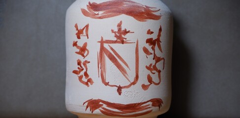 Cerámica con escudo pintada a mano