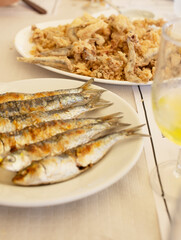 Restaurante de comida típica andaluza con platos de pescado frito en la Costa del Sol en España