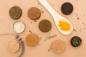 Productos de cosmética natural con jabón y crema con ingredientes como la miel, avena o aceite