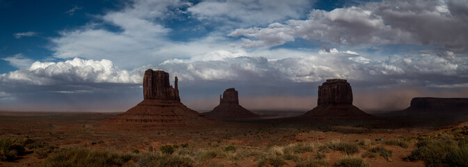 Sandsturm im Monument Valley, welches von den Navajo Indianern verwaltet wird und eine bekannte Filmkulisse f&uuml;r diverse Western ist.
