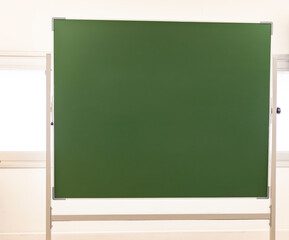 Pizarra escolar verde para pintar con tizas de colores con espacio libre para texto