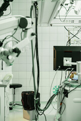 Durcheinander von Schläuchen und Kabeln bei einer Operation in einem Krankenhaus