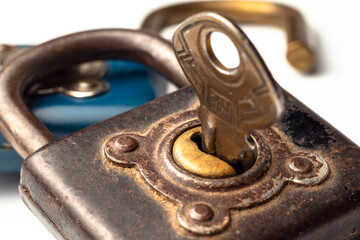 macro de candado herrumbroso negro y azul con llave