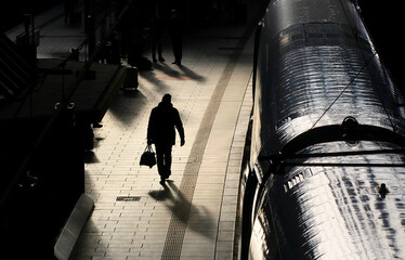 Hamburg Hauptbahnhof Silhouette eines Bahnreisenden