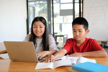 Obraz premium boy girl student studying learning lesson online. remote meeting distance education at home